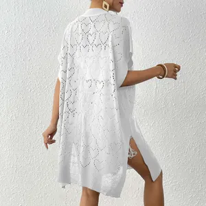 Λεπτομερής πίσω όψη λευκού πλεκτού beach cover-up με σχέδιο καρδιάς και πλαϊνά σκισίματα