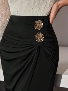 Eleganter schwarzer Damen-Rüschenrock mit dekorativen roségoldenen Metallschnallen