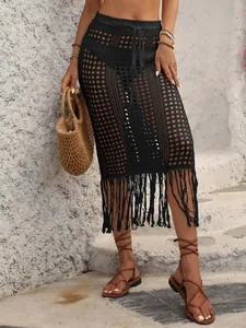 Elegante falda de playa de ganchillo negro con cordón en la cintura y dobladillo de borlas