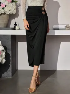 Eleganter schwarzer Rock in Midilänge mit Raffung und Rosen-Metallschnallen für Damen