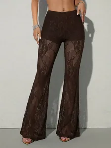 Vista dettagliata di alta qualità dei pantaloni a zampa in pizzo marrone trasparente da donna