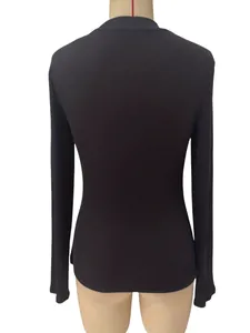 Gedetailleerd achteraanzicht van een zwart nauwsluitend ribgebreid T-shirt met mouwen.