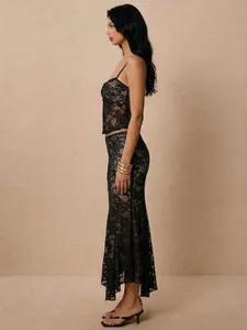 Zijaanzicht van elegante zwarte kanten top en onregelmatige fishtail rok twee delig
