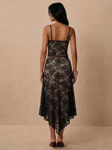 Elegante achterkant van zwarte kanten camisole top en asymmetrische fishtail rok