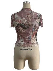 Vista trasera de camiseta de malla con estampado floral y motivos de ángeles