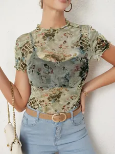 Camiseta elegante de malla transparente con estampado de ángeles y bordes ondulados