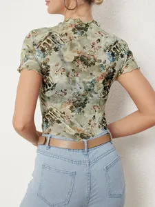 Vista trasera de la elegante camiseta de malla verde con estampado de ángeles y volantes