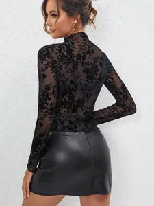 Dettaglio ravvicinato dell'elegante top a collo alto in rete floreale nera trasparente da donna