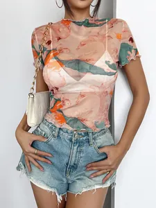 Camiseta de malla para mujer con elegante estampado de ángel, bordes ondulados y ajuste slim