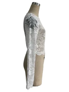 Detaillierte Seitenansicht des eleganten weißen Langarm-Crop-Tops aus floraler Spitze