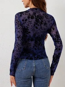 Vista posteriore di un top in rete floreale blu navy con dettagli in velluto e collo alto