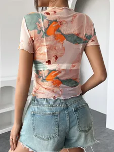 Elegante camiseta de malla estampada con ribete ondulado y un patrón artístico