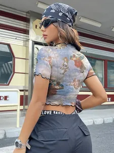 Detalle de camiseta de malla de manga corta con estampado de ángeles vintage y bordes rizados.