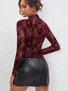 Elegante top in mesh bordeaux a maniche lunghe con dettagli floreali e collo alto chic