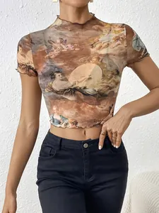 Detalle de camiseta de malla elegante con estampado renacentista y borde ondulado