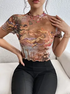 Detalle de camiseta de malla con estampado de pintura al óleo vintage y borde ondulado
