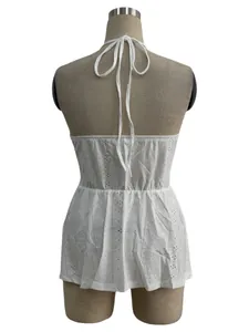 Rückansicht des eleganten weißen Halter-Tops aus Spitze mit verstellbaren Bändern