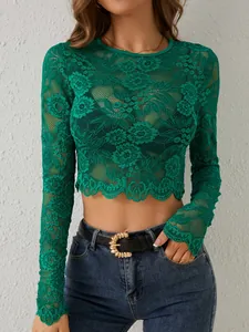 Nahaufnahme des grünen, transparenten Crop-Tops aus floraler Spitze mit Wellensaum