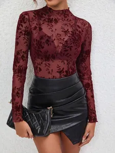 Elegante top in rete bordeaux a maniche lunghe con collo alto e motivo floreale