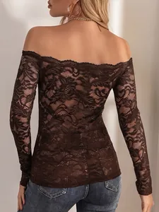 Vue arrière d'un élégant haut noir en dentelle à épaules dénudées et motifs floraux
