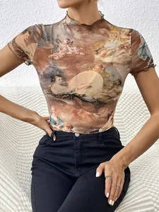 Elegante camiseta de malla con estampado de pintura al óleo renacentista y bordes rizados