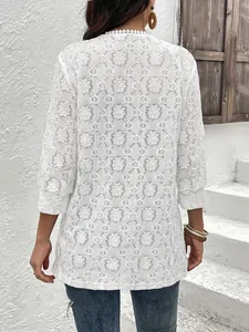 Vista trasera de un elegante cárdigan de encaje blanco con bordados florales