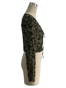 Vista lateral de top de malla transparente verde oliva con flocado floral y lazo frontal