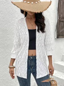 Cárdigan elegante de encaje floral blanco con ribete de pompones para mujer joven