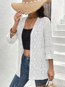 Cárdigan elegante de encaje floral blanco con adornos de pompones para mujer