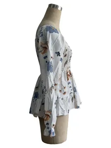 Seitenansicht einer eleganten Damenbluse mit Blumenmuster und Smok-Effekt, Herbstmode