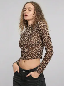 Detail van mesh crop top met luipaardprint, opstaande kraag en lange mouwen voor dames