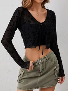 Elegante top de malla transparente negra de manga larga con estampado floral y lazo
