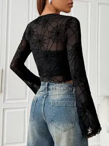 Detailansicht eines schwarzen transparenten Netzoberteils mit elegantem Spinnennetzmuster.