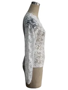 Profil latéral d'un élégant haut en dentelle blanche à manches longues sur un mannequin