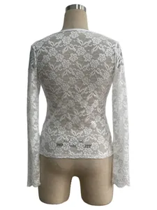 Vue arrière détaillée montrant le motif floral sur un haut en dentelle blanche à manches longues