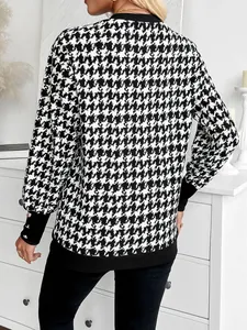 Vista posteriore di un elegante top a maniche lunghe con motivo pied-de-poule bianco e nero