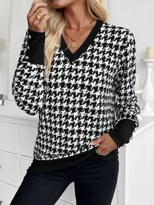 Elegante top da donna con motivo pied de poule, scollo a V e dettagli di bottoni dorati