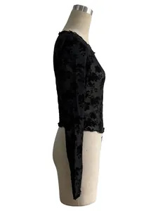 Vue latérale du t-shirt noir en maille à manches longues avec flocage floral sur mannequin