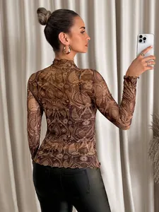 Vista trasera de una mujer con un top de malla de cachemir marrón con borde ondulado