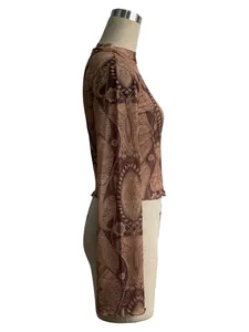 Vista laterale di una T-shirt in mesh a maniche lunghe con stampa paisley e svasata.