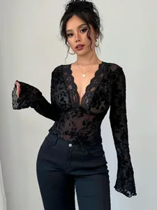 Elegantes schwarzes V-Ausschnitt Spitzen-Mesh-Oberteil mit Vintage-Glockenärmeln.