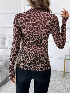 Vista trasera detallada de un top de malla con estampado de leopardo y bordes rizados finos