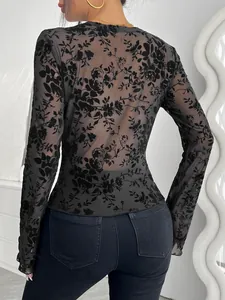 Detailansicht eines schwarzen floralen Netzoberteils mit eleganten ausgestellten Ärmeln