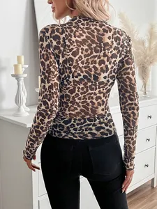 Top sexy de malla con estampado de leopardo, manga larga, cuello alto y vista trasera