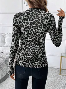 Vista posterior detallada de top de malla con estampado de leopardo y elegante borde ondulado