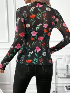 Vista trasera de una camiseta de malla negra de manga larga con estampado floral.