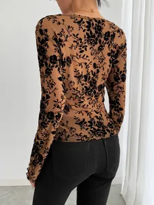 Detailansicht der Rückseite eines Damen-Langarmshirts aus Netzstoff mit Blumenmuster