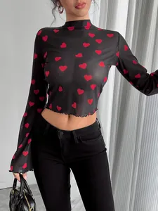 Vista dettagliata del top in rete nera con stampa a cuori e maniche a campana moda