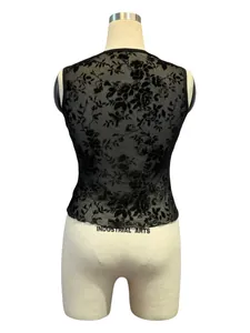 Vista trasera de un top sin mangas de malla con estampado floral negro en maniquí