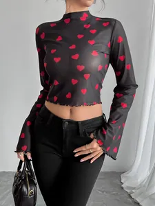 Top a maniche lunghe in mesh nero da donna con stampa a cuori rossi e maniche a campana